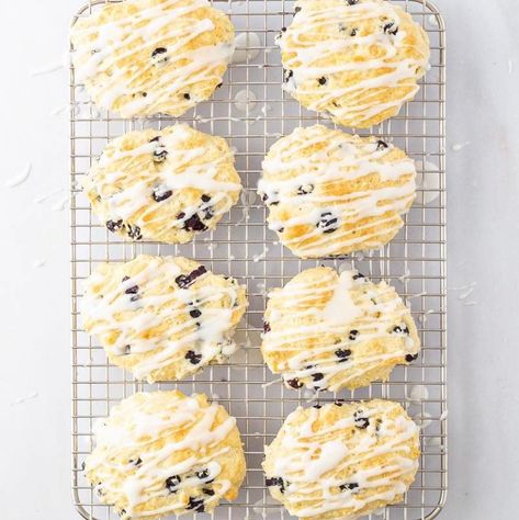 BLUEBERRY LEMON SCONES 🫐 🍋 20 minutes from start to finish and the most simple recipe for the best scones ever! Light, crispy on the outside, soft on the inside. Recipe ➡️ https://pamsdailydish.com/bisquick-blueberry-lemon-scones/ Blueberry Lemon Scones, Lemon Blueberry, Scones, Lemon, Easy Meals, Good Things