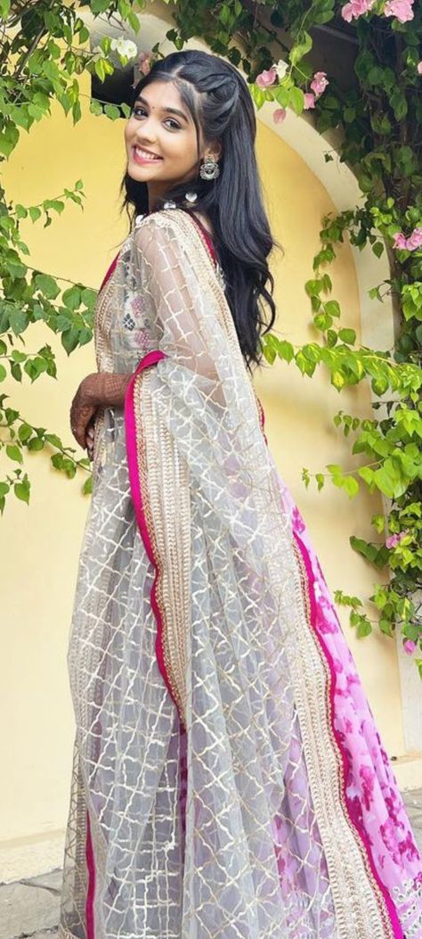 Pranali Rathod In Saree, Kajol Saree, Indian Makeup Looks, Wedding Hair Trends, Yeh Rishta Kya Kehlata Hai, Chocolate Delivery, Easy Hairdos, Pranali Rathod, Beautiful Dress Designs