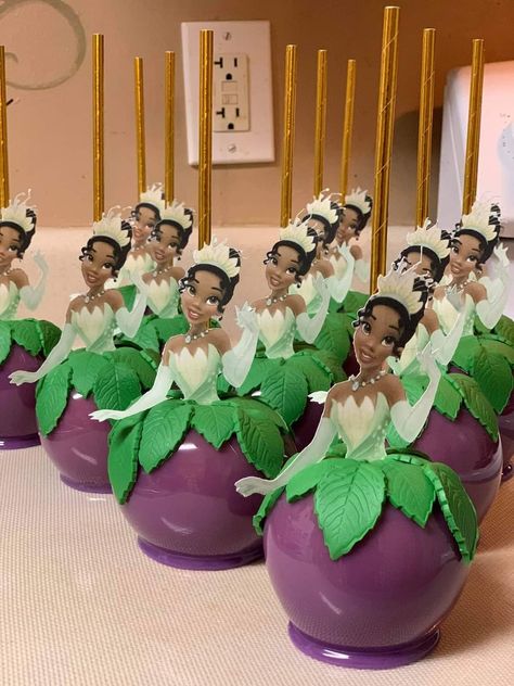 Princess And The Frog Strawberries, Princess Tiana Desserts, Princess And The Frog Candy Apples, Princess Tiana Treats, Princess And The Frog Treat Table, Princess And The Frog Dessert Table, Princess Strawberries, Princess And The Frog Treats, Princess Tiana Birthday Cake