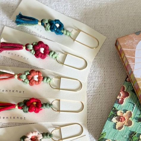 Macrame Bookmark, Simpul Makrame, Diy Jewelry Unique, Flower Bookmark, Wedding Gift Bags, Rope Crafts, Teacher Thank You, Macrame Ideas, Macrame Projects