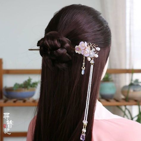 Chinese Style Hairstyles, Asian Hairstyles Traditional, Chinese Traditional Hairstyles Long, Japanese Traditional Accessories, Japanese Updo Hairstyles, Hairstyle With Hairpin, Chinese Hairpin Hairstyle, Chinese Hanfu Hairstyle, Chinese Bun Hairstyle