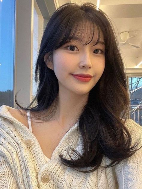 Wispy Bangs Oval Face, Oval Face Bangs, Light Bangs, Hair Style Korea, Oval Face Haircuts, Hair Inspiration Long, Bangs With Medium Hair, Hairstyles For Layered Hair, Hair Stylies