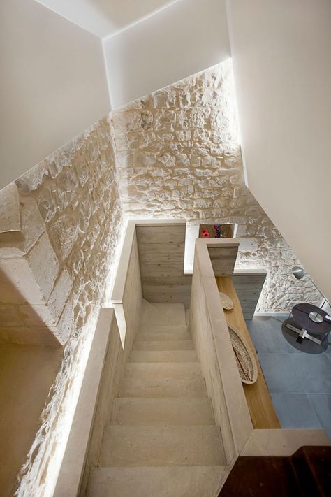 Studio Zero Zero, eco-house in Modica | Abitare Stucco And Stone Interior, Case In Pietra, Stone Interior, Stone Architecture, Interior Design Per La Casa, Eco House, Stone Houses, Stone House, Stairs Design