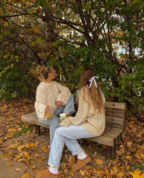 Fall Outfits Best Friends, Fall Outfits Aesthetic Pumpkin Patch, Fall Outing Ideas, Fall Season Couple Pictures, Fall Outfits Friends, Fall Activities For Best Friends, Autumn Group Photoshoot, Autumn Aesthetic With Friends, Bsf Fall Pictures