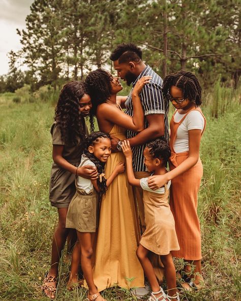 SMAL & SOULMATE Presets on Instagram: “Okay, but how?! 😳 Magical and beautiful. What a lovely family capture! 🙌🏻❤️⁣ ⁣ 📸@julissamarianaphoto⁣ ⁣ #familyphotographer…” Black Family Photoshoot Outdoors, Family Photos 6 People, Family Picture Ideas Summer, Big Family Black, African Family Photoshoot, Black Family Fall Pictures Outfits, Family Pictures Black People, Family Of 6 Poses, Family Photoshoot Black People