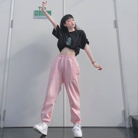 Pink Track Pants Outfit, Track Pants Outfit, Shirred Top, Concert Fit, Style Korea, Ideas De Outfits, Inspo Looks, Kawaii Fashion Outfits, Lady Girl