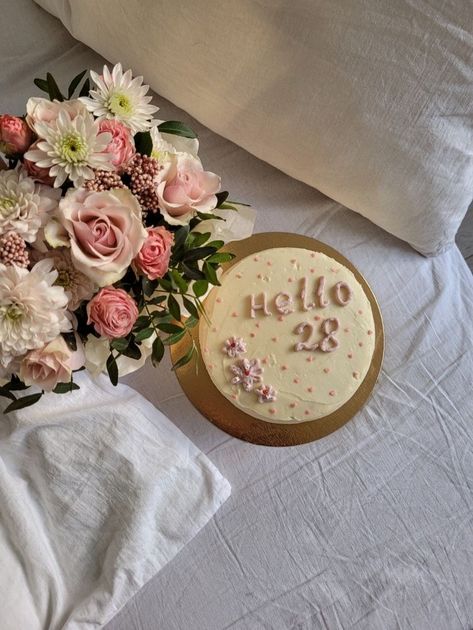 28 Th Birthday Cake, 28th Birthday Aesthetic, 28 Birthday Aesthetic, 28 Th Birthday Ideas, 26 Birthday Ideas For Her, Happy 28 Birthday, 28 Cake Birthday, Vogue Birthday Party, Birthday Photo Ideas At Home