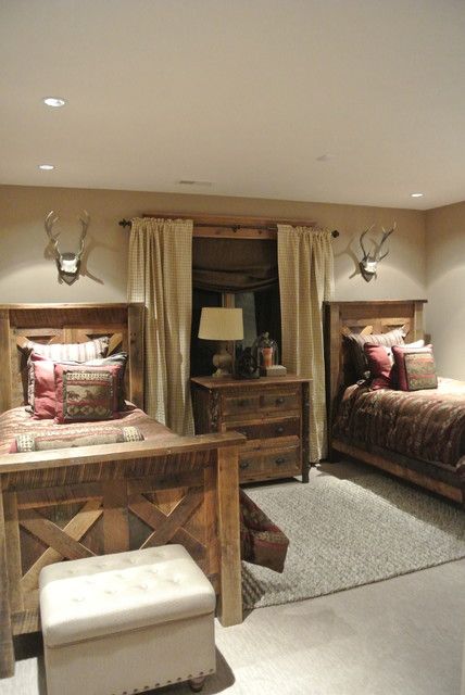 Luxe Hunting Lodge - Rustic - Bedroom - Omaha - by The Modern Hive | Houzz UK Hunting Lodge Bedroom, Modern Hunting Lodge, Outdoorsy Bedroom, Man Bedroom Ideas, Hunting Lodge Interiors, Hunting Bedroom, Lodge Interior Design, Brown House Exterior, Lodge Bedroom