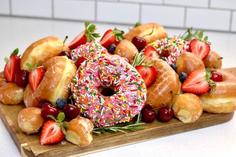 #donutparty#brunch#breakfast#sweetplatter Donut Breakfast Board, Doughnut Charcuterie Board, Donut Charcuterie Board Ideas, Breakfast Charcuterie Cups, Donut Charcuterie Board, Brunch Grazing Board, Donut Platter, Donut Brunch, Doughnut Board