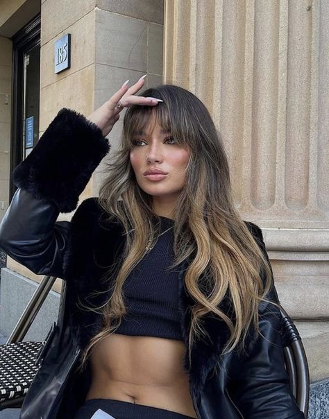 Bangs And Balayage, Rambut Brunette, Black Hair Balayage, Color Rubio, Brunette Hair With Highlights, Stunning Hairstyles, Balayage Hair Dark, Gorgeous Hair Color, Dark Hair With Highlights