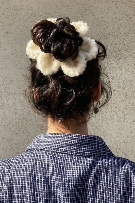 Have you made yourself a flower scrunchie for summer yet? 🌼🌼🌼 Our Petal Power pattern, via @tsubaki__studios @emilysaffron @mad.bright.made @jaeshandmade Flower Crochet Scrunchie, Knitting Accessories Ideas, Knit Hair Accessories, Scrunchie Tutorial, Flower Scrunchie, Crochet Backpack Pattern, Treble Crochet, Cute Hair Accessories, Yarn Necklace