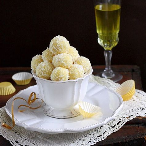 Limoncello White Chocolate Truffles Limoncello Truffles, Sweet Truffles, White Chocolate Truffles, Best Italian Recipes, Truffle Recipe, Candy Desserts, Lemon Desserts, Christmas Chocolate, Lemon Recipes