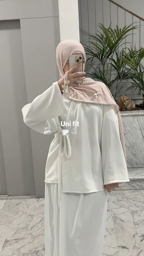 Kimono Modest Outfit, Abaya Uni Outfits, Hijabi White Outfit, Hijab Uni Outfits, White Chemise Outfit Hijab, Hijabi Uni Outfits, Hijabi Abaya Outfits, Classy Hijabi Outfits, White Abaya Outfit