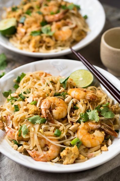 Paleo & Keto Pad Thai with shirataki noodles 🍜Just 2g net carbs! #keto #paleo #lowcarb #healthyrecipes #glutenfree #padthai Keto Pad Thai, Fettuccini Noodles, Keto Shrimp Recipes, Low Carb Noodles, Carb Cycling Diet, Miracle Noodles, Shirataki Noodles, Pasta Alternative, Low Carb Pasta