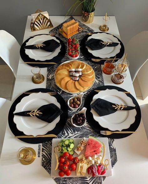 Diner Table Decoration Ideas, Diner Night, Ramadan Table Setting, Food Table Decorations, Breakfast Presentation, Plats Ramadan, Food Display Table, Amazing Food Platters, Dinner Party Table Settings