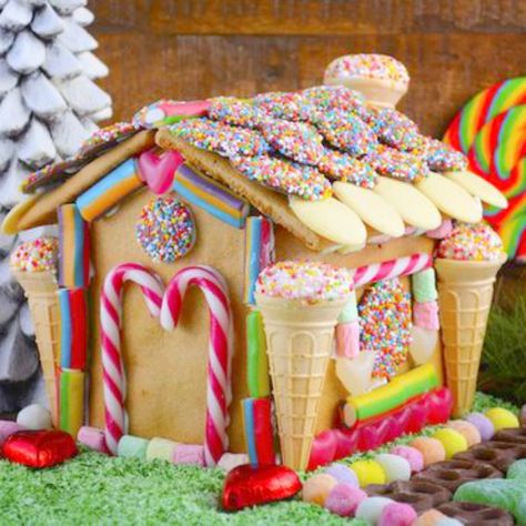 Quirky and fanciful gingerbread house decorated with ice cream cones and bright color candies - Allas.Se #gingerbreadhouse #holidaybaking #christmasdiy White Gingerbread House, Graham Cracker Gingerbread, Graham Cracker Gingerbread House, Easy Gingerbread House, Homemade Gingerbread House, Gingerbread House Ideas, Gingerbread House Candy, Ginger Bread House Diy, Cool Gingerbread Houses