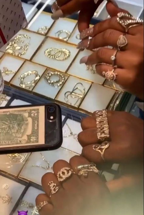 @𝑇ℎ𝑎𝑡𝑡𝑡𝑡𝑠.𝑁𝑖𝑎𝑗𝑎ℎ Gold Girly Jewelry, Gold Jewelry On Black Skin Girl, La Jewelry Aesthetic, Gold Jewelry Black Women, Jewelry Black Women, Cali Jewelry, Custom Gold Jewelry, La Jewelry, Xoxo Jewelry