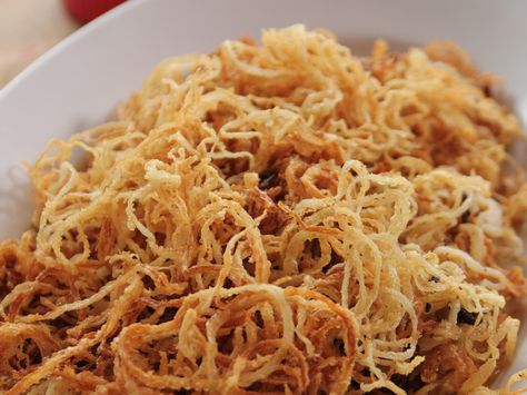 Get this all-star, easy-to-follow Beer-Battered Onion Strings recipe from Ree Drummond Onion Strings Recipe, Onion Strings, Ree Drummond Recipes, Beer Battered, Happy Cooking, Pioneer Woman Recipes, Beer Batter, Ree Drummond, Onion Recipes