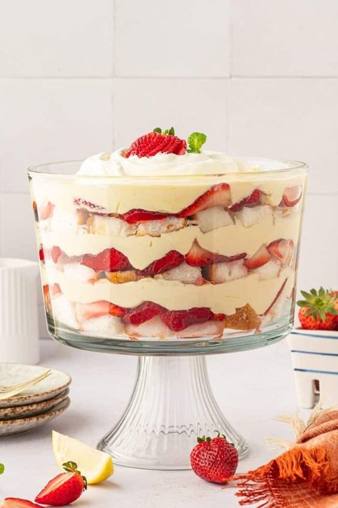 This strawberry trifle has cubed angel food cake, sweet strawberries, and a creamy vanilla pudding filling, making it a crowd-pleasing treat. Angel Food Cake Trifle, Bathtub Gin, Strawberry Trifle, Strawberry Pudding, Berry Trifle, Homemade Custard, Cake Homemade, Trifle Dish, Baking Stuff