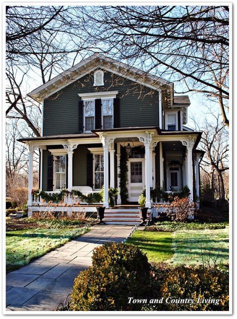 Building A Porch, Bungalow Homes, Front Porch Design, Traditional Exterior, Victorian Houses, House With Porch, Porch Design, Cute House, Christmas Porch