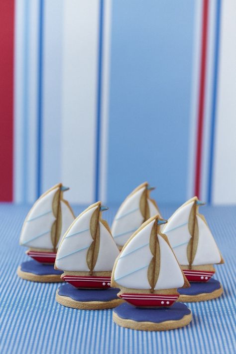 A must for the next sailing gathering...if only for a conversational piece. Sailboat Cookies, Masakan Malaysia, Beach Cookies, Cookies Decoradas, Decorações Com Comidas, 3d Cookie, Summer Cookies, Pretty Cookies, Fancy Cookies