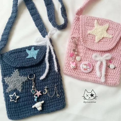 Morral/bolso tejido a crochet inspirado en Cinnamorrol y My Melody. Cute Crochet Bags Free Pattern, Different Things To Crochet, Crochet Sanrio Bag, Crochet Mini Things, Cute Crochet Accessories, Mermaidcore Crochet, Crochet Cute Bag, Cute Crochet Bags, Mini Bag Crochet