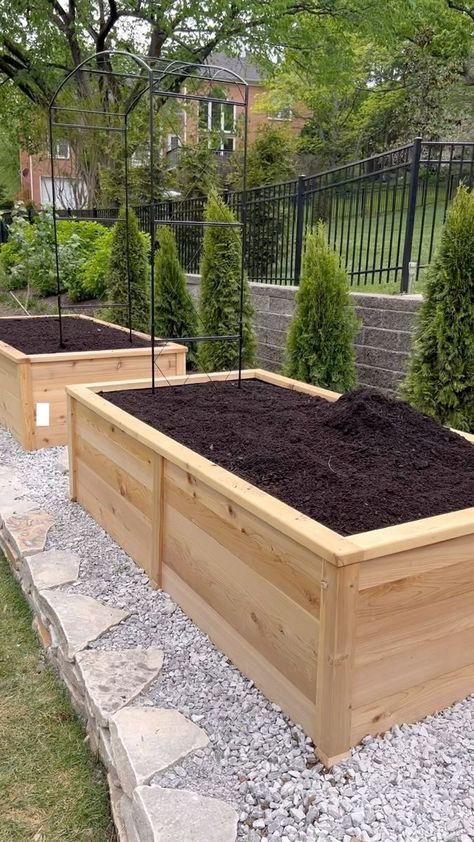 Trellis Ideas Garden, Backyard Raised Garden Beds, Outdoor Trellis Ideas, Backyard Raised Garden, Garden Trellis Ideas, Wooden Garden Bed, Elevated Gardening, Trellis Ideas, Outdoor Trellis