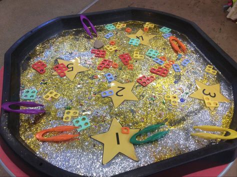 Number counting and recognition using a shiny themed tuff tray. The children are to match the  numicon with the correct number on the choice of stars. For added ‘fine motor skills’ they use the tweezers to pick the numicon up and place on the matching star . Twinkle Twinkle Little Star Eyfs Activities, Eyfs Space Activities, Twinkle Twinkle Little Star Activities, Tuff Tray Eyfs, Space Eyfs, Sen Classroom, Eyfs Autumn, Tuff Tray Ideas Toddlers, Eyfs Maths