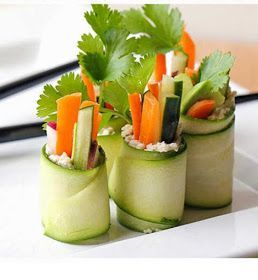 Zucchini Sushi, Raw Zucchini, Zucchini Rolls, Veggie Sushi, Avocado Dressing, Sushi Recipes, Sushi Rolls, Raw Food Recipes, Appetizer Snacks