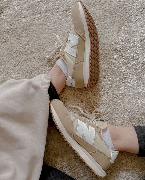 Aesthetic Walking, Running Lifestyle, Shoes Aesthetic, Beige Sneakers, Neutral Shoes, New Balance Women, Beige Aesthetic, Christmas 2023, Nude Color