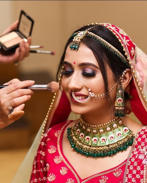 Sassy Bridal Eye Makeup Styles To Flaunt At Your Wedding Bride Makeup Shoot Poses, Mecup Shoot Bride, Parlor Shoot Bride, Parlour Suit Photo, Bride Mackup Shoot, Beauty Parlour Images, Bride Mekup Shoot, Beauty Parlour Model Images, Bridal Makeup Photoshoot Ideas