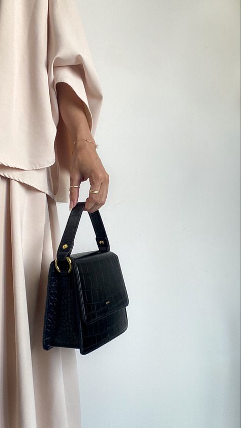 Aesthetic Purse Pictures, Hand Bag Photography Ideas, Photoshoot Bags Ideas, Purse Product Photography, Holding Purse Pose, Bag Pictures Ideas, Bags Photoshoot Ideas Products, Bag Shoot Ideas, Handbag Product Photography