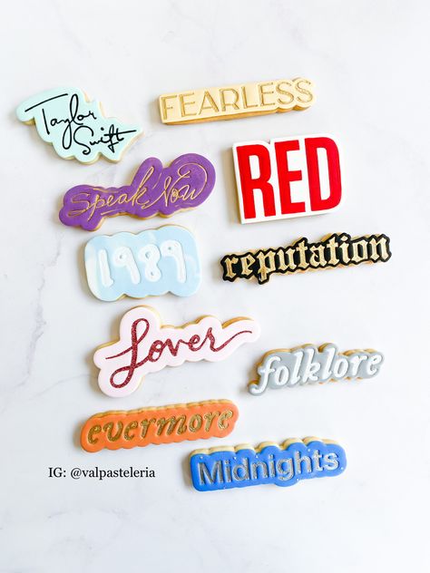 Taylor Swift Cookies 
The eras tour 
Cookies decoradas taylor swift Taylor Swift Themed Cookies, Taylor Swift Eras Cookies, Taylor Swift Cookies, Cheerleader Cake, Swiftie Party, Birthday Desert, Taylor Swift Birthday Party Ideas, Swift Party, Taylor Swift Party