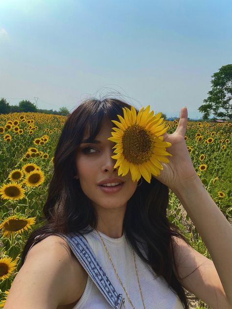 #posesforwomen #poses #sunset #sunflower Sunflower Photoshoot Poses, Outfits For Sunflower Field Pictures, Sunflower Girl Aesthetic, Sunflower Patch Photoshoot, Sunflower Field Aesthetic, Sunflower Poses, Sunset Sunflower, Sunflower Field Photography, Sunflower Field Pictures