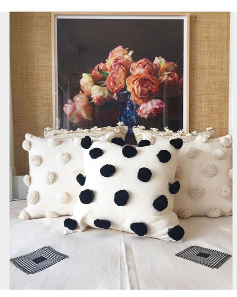 Pom Pom Pillow, Pom Pom Pillows, Pillow Inspiration, Pom Pom Crafts, Diy Cushion, Cute Pillows, Boho Diy, Faux Fur Pom Pom, Diy Pillows