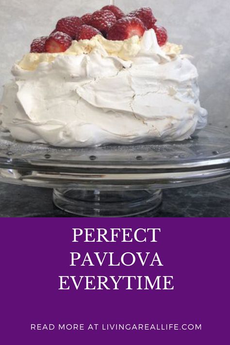 Pavlova Easy, Pavlova Toppings, Pavlova Dessert, Pavlova Cake, Patisserie Fine, Mini Pavlova, Meringue Desserts, Pavlova Recipe, Raspberry Recipes