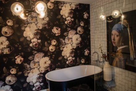 Ensuite Wallpaper, Black Wallpaper Bathroom, Modern Glam Bathroom, Funky Bathrooms, Glam Bathroom Ideas, Townhouse Decorating, Pretty Bathroom, Bathroom Beautiful, Tiled Wall