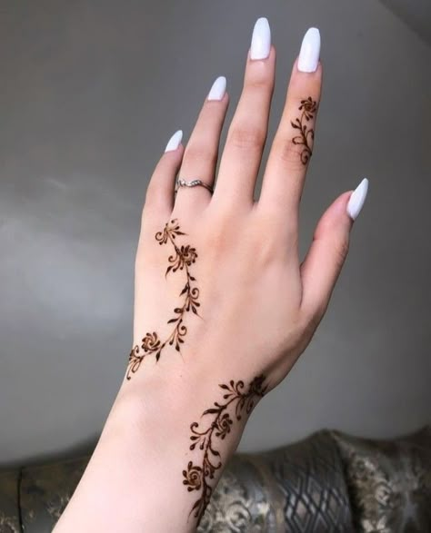 Aesthetic Mehndi, Cute Henna Designs, Arab Countries, Henna Style Tattoos, Bridal Mehandi, Henna Designs Wrist, Henna Inspired Tattoos, Henna Wedding, Tato Henna