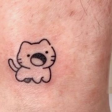 pigeon ✱ handpoke tattoos on Instagram: "If you love cat tatts, watch till the end and sing along with pop cat🎤🐱🎶 which one is ur spirit animal, tell me in the comments!!! #handpoked #handpoke #handpokedtattoo #sticknpoke #sticknpoketattoo #sgtattoos #sgtattooartist #cattattoos #cattoos #singaporetattoos #cutetattoos" Silly Cat Tattoo Ideas, Possum Tattoo Cute, Small Tattoo Ideas Easy, Tattoo Ideas Cats, Small Silly Tattoos, Silly Little Tattoos, Quirky Tattoos, Pop Tattoo, Doodle Tattoos