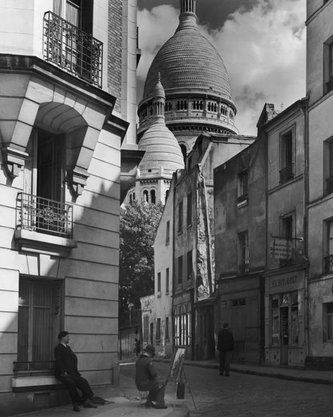 Artist painting Basilica de Sacré-Cœur, Paris, 1950s. Liberation Of Paris, Romantic Times, Most Romantic Places, Parisian Life, Spanish Painters, Outdoor Cafe, Paris Images, Paris Cafe, American Travel