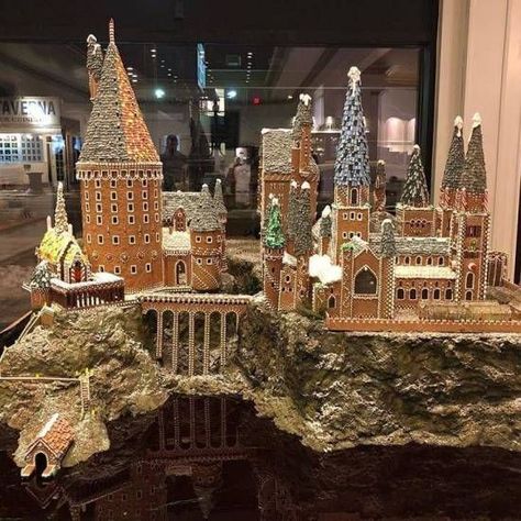 Duchess Bake Shop conjures giant gingerbread Hogwarts Castle Gingerbread Hogwarts, Harry Potter Weihnachten, Gingerbread Castle, Gingerbread House Ideas, Advent Calendar Diy, Cool Gingerbread Houses, Harry Potter Halloween Party, Hogwarts Christmas, Gingerbread House Designs