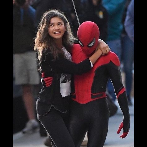 Tom Holland And Zendaya, Stile Blair Waldorf, Spiderman 2, Image Spiderman, Tom Holland Zendaya, Tom Holland Imagines, Tom Holland Peter Parker, Spiderman Movie, Marvel Images