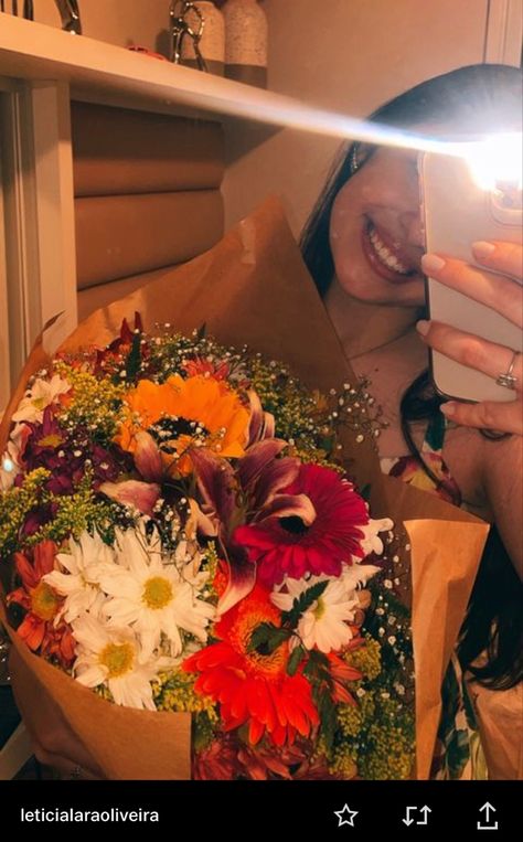 Bouquet Inspo Aesthetic, Girl With Bouquet Of Flowers Aesthetic, Bouquet Instagram Story, Flores Story, Selfie With Flowers, Flowers Instagram Story, Life Vision Board, Selfie Ideas Instagram, Teenage Dream