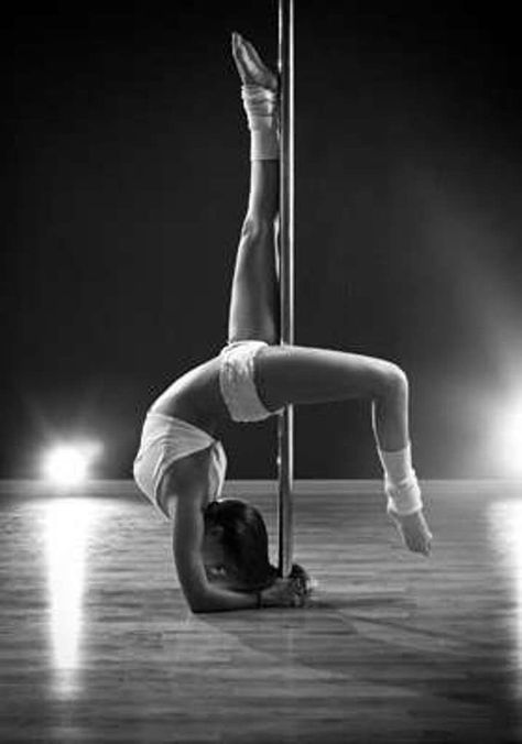 Beautiful and Amazing Pole Dance Debutant, Pole Dance Fitness, Pool Dance, Dancing Poses, Aerial Fitness, Pole Moves, Pole Tricks, Pole Art, Pole Dancing Fitness