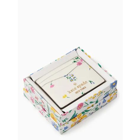 Discover great products at the best prices at Dealmoon. Kate Spade Staci Garden Bouquet Boxed Small Card Holder. Price:$35.00 at Kate Spade Surprise Sale Kate Spade Staci, Bouquet Box, Garden Bouquet, Kate Spade Card Holder, Wishlist 2024, Kate Spade Outlet, House Inspo, Small Boxes, Sales Gifts