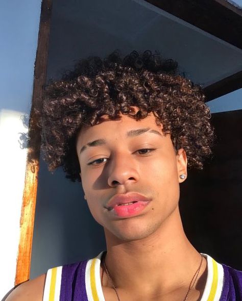 Ray Eduardo 🇧🇷 on Instagram: "🦁" Tysmey Curly Boy, Black American Boys, Afro Beauty, Male Haircuts Curly, Nike Slippers, Beautiful Guys, Men Haircut Curly Hair, All American Boy, Light Skin Men