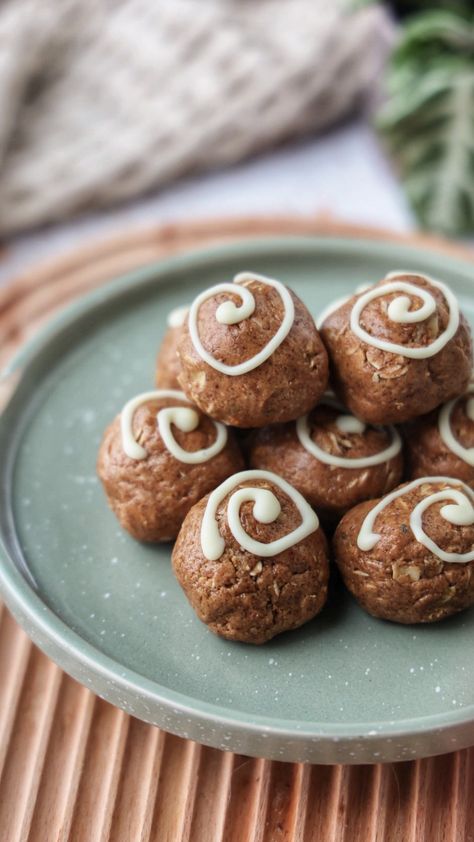 Cinnamon roll energy bites made with 5 ingredients & make a great make-ahead snack for the week. Packed with protein, healthy fats, & fiber! Cinnamon Roll Bites, Pecan Pie Bites, Healthy Cinnamon Rolls, Chocolate Dip, Old Fashioned Oats, Cinnamon Roll Bake, Protein Balls Recipes, Starch Solution, Cinnamon Roll Dough