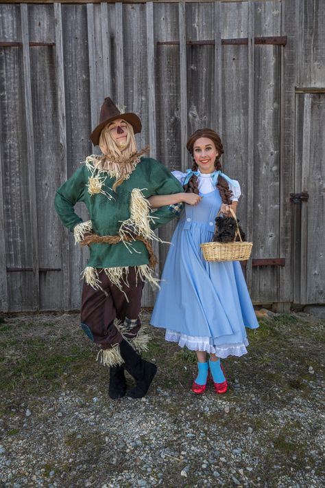 Wizard Of Oz Photo Shoot Ideas, Wizard Of Oz Photo Shoot, Wizard Of Oz Costume Ideas Couples, Wizard Of Oz 4 Person Costume, Dorothy Makeup Wizard Of Oz, Wizard Of Oz Costume Ideas For Women, Scary Wizard Of Oz Costumes, Dorothy Photoshoot, Family Halloween Costumes Wizard Of Oz