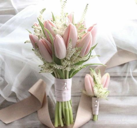 Tulip For Wedding, Bridal Bouquet Tulips Peonies, Small Tulip Bouquet, Tulip Bridesmaid Bouquet, Tulip Bouquet Wedding, Tulip Bridal Bouquet, Foto Pertunangan, Small Wedding Bouquets, Prom Bouquet