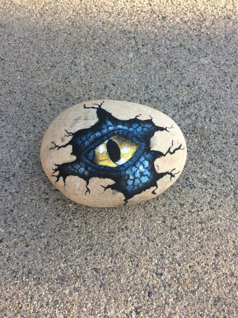 Dragon Eye Rock Painting, Dragon Egg Rock Painting, Bird Rock Painting Ideas, Dragon Painted Rocks, Eye Rock Painting, Dragon Eye Painting, Dragon Eye Art, Medieval Ruins, Dragon Eye Drawing